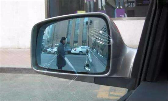 汽車行駛過程中怎樣查看后視鏡？