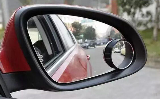 汽車后視鏡上安裝的小圓鏡有用嗎？