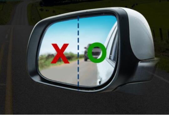在高速公路上使用汽車后視鏡進行安全變道