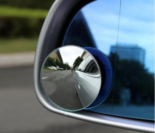普通道路上行駛時利用汽車后視鏡觀察后方進行安全變道
